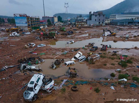 Khung cảnh ngổn ngang sau mưa lũ ở Trịnh Châu, tỉnh Hà Nam, Trung Quốc - Ảnh: ShanghaiEye