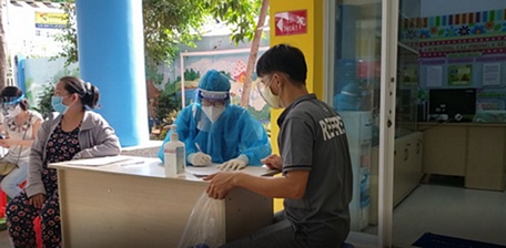 Lý Hoàng Duy đang làm công tác tình nguyện tại một điểm tiêm chủng.