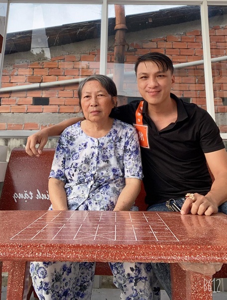 Bà Trần Thị Kim Sa và con trai Huỳnh Vĩnh Thiện mạnh mẽ bước qua nghịch cảnh (ảnh chụp lúc dịch COVID- 19 chưa bùng phát).