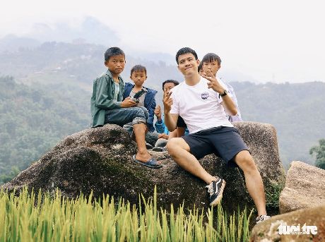 Chan La Cà trở lại thăm và trò chuyện với các em bé người Mông ở bản Ý Linh Hồ (Ảnh chụp trước thời điểm giãn cách) - Ảnh: HOÀNG MINH TUẤN