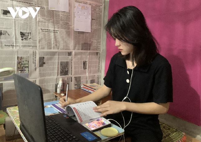Dù gặp nhiều vấn đề về đường truyền trong quá trình học online, song em Đinh Thị Linh Chi, sinh viên năm 2 trường Đại học Tây Bắc vẫn thấy mình hạnh phúc, vì ít ra còn có thiết bị để kết nối học tập....