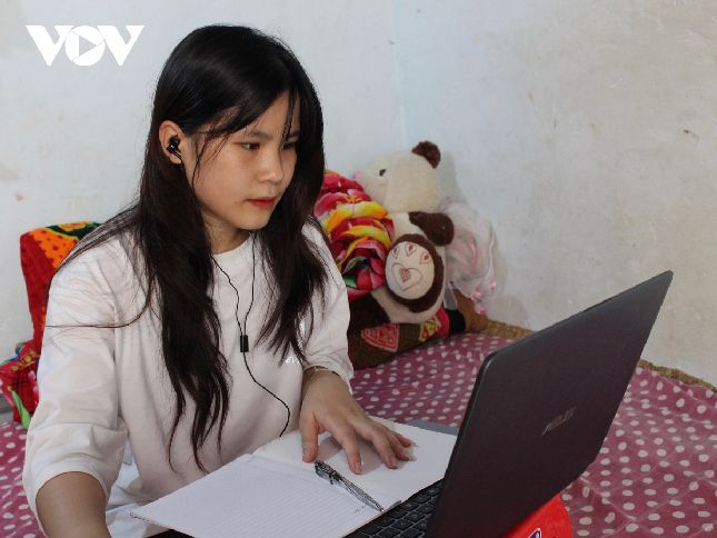 Kinh tế  gia đình khó khăn, em Đinh Phương Uyên, sinh viên Đại học sư phạm Thái Nguyên đang phải mua trả góp máy tính để phục vụ việc học online của mình.