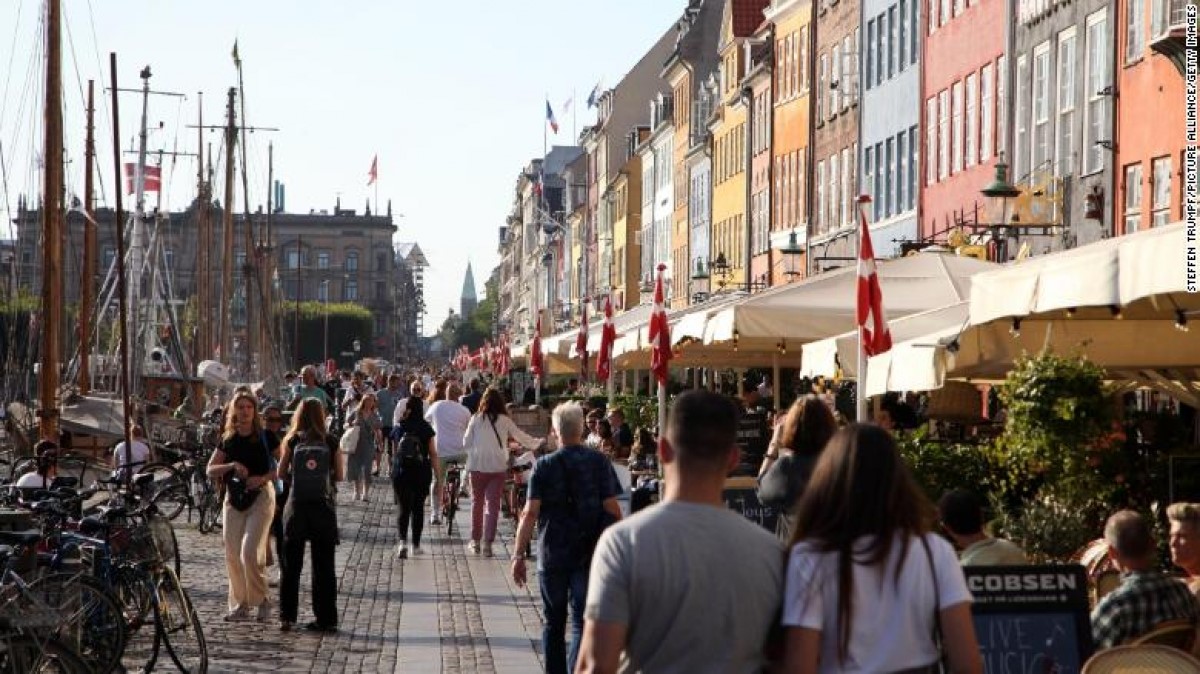 Người dân đi bộ ở Nyhavn, một địa điểm nổi tiếng với du khách ở thủ đô Copenhagen của Đan Mạch ngày 3/9. Ảnh: CNN