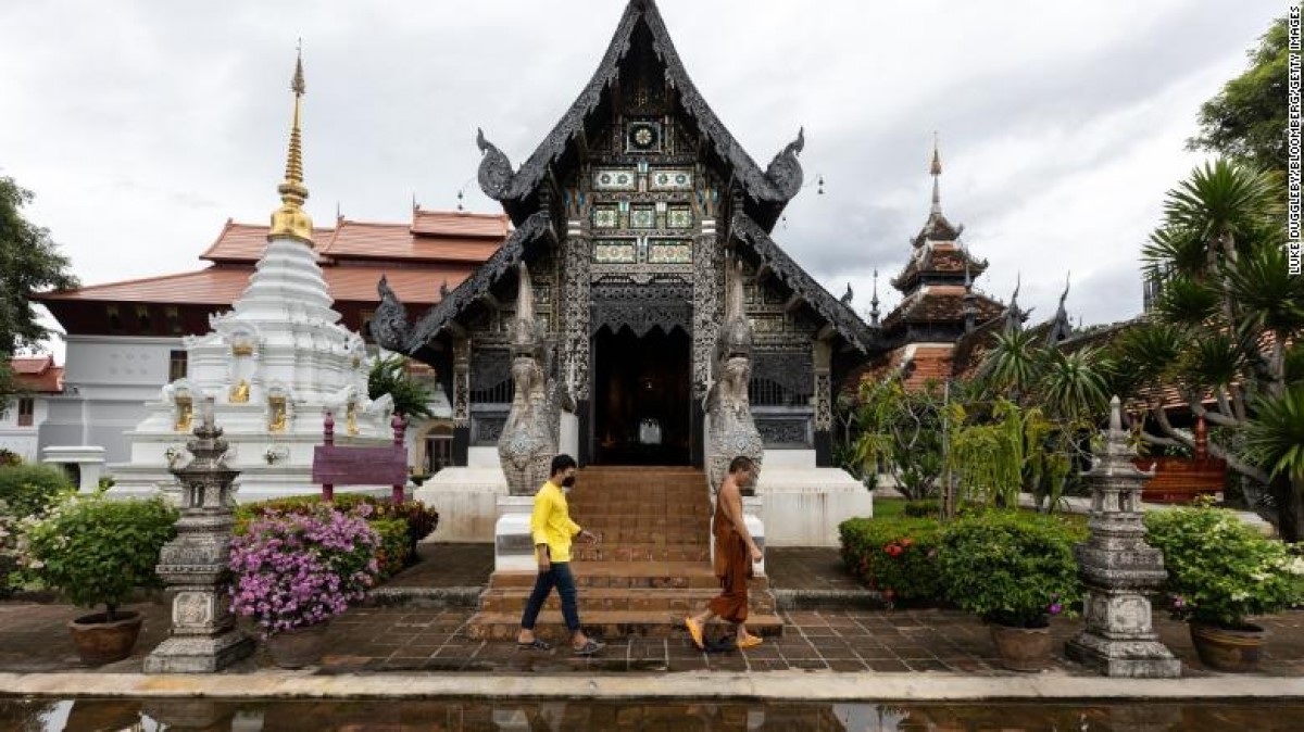 Một nhà sư đi bộ qua ngôi chùa Wat Chedi Luang ở Chiang Mai, Thái Lan ngày 3/9. Ảnh: CNN