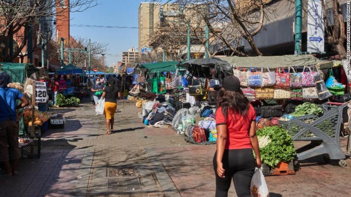 Một khu chợ ở quận Pretoria, Nam Phi ngày 14/9. Ảnh: CNN