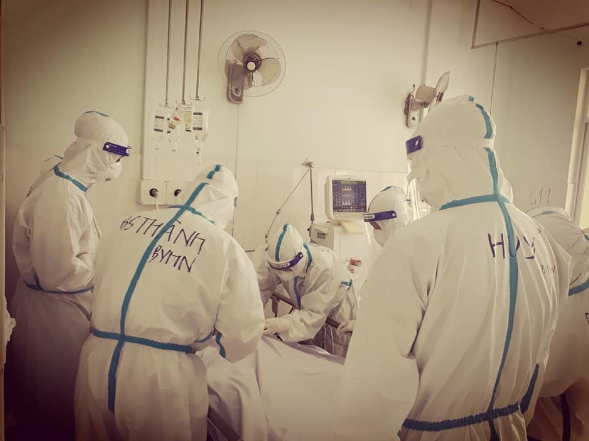 Bác sĩ Đào Trọng Thành và các y bác sĩ đang điểu trị cho bệnh nhân COVID-19 tại Trung tâm ICU Tiền Giang. (Ảnh: Yên An)