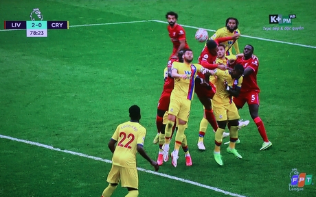 Các hậu vệ Crystal Palace hút theo quả bóng và cái đầu của Van Dijk. (Ảnh chụp qua màn hình ti vi)