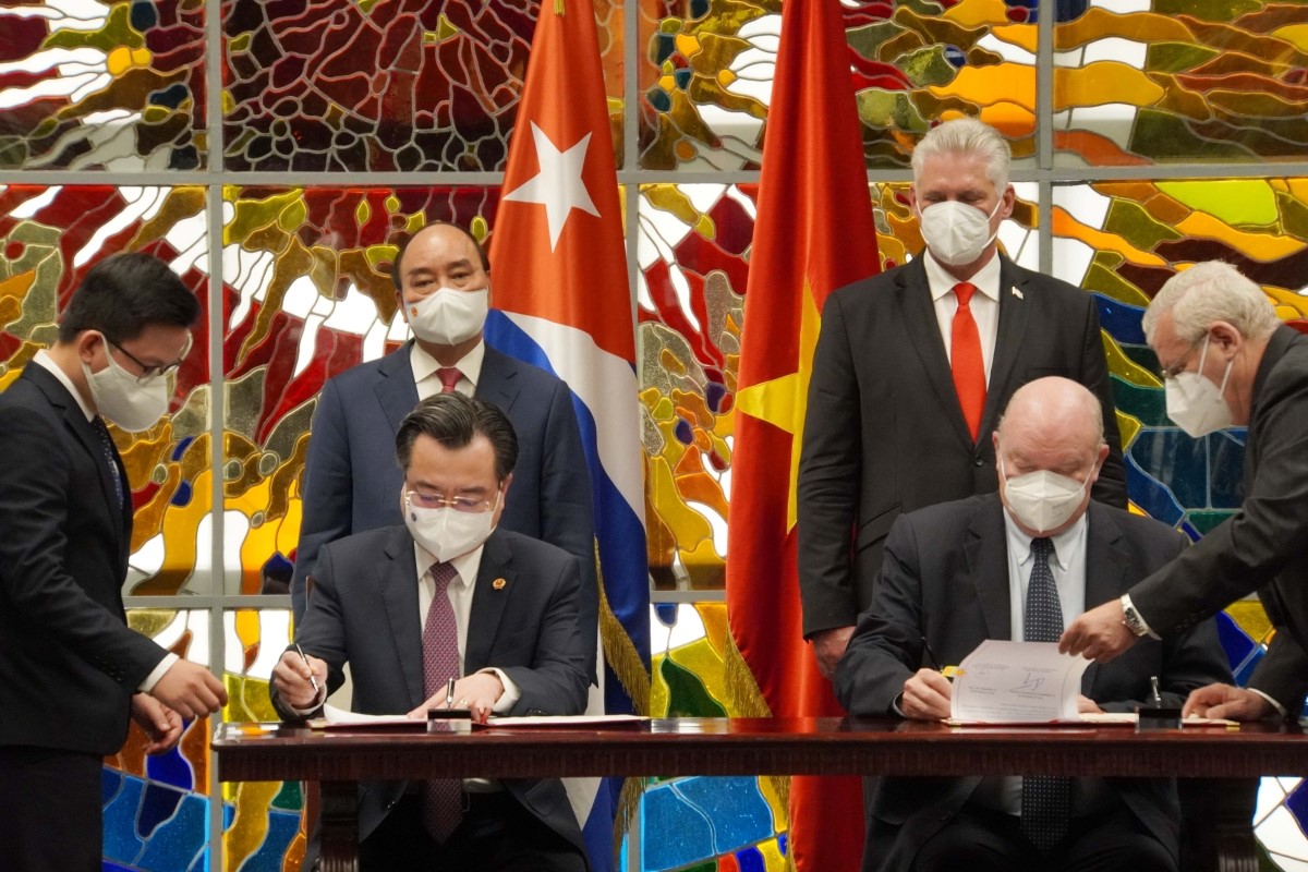 Hai nhà lãnh đạo chứng kiến lễ ký một số văn kiện hợp tác.