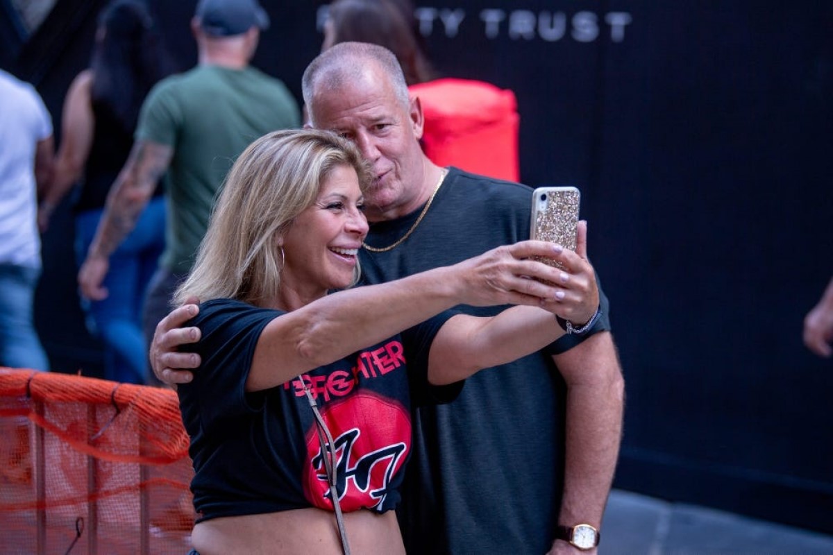 Một cặp đôi chụp hình selfie khi Quảng trường Madison mở lại buổi hòa nhạc với toàn bộ sức chứa ở Thành phố New York ngày 20/6/2021. Ảnh: Getty