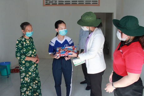 Phó Chủ tịch tỉnh- Nguyễn Thị Quyên Thanh trao cho em Nguyễn Thị Ngọc Bích món quà cần thiết cho việc học lúc này.  