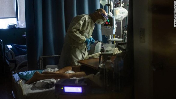 Bác sĩ Delkhah Shahin kiểm tra tình hình của một bệnh nhân COVID-19 chưa tiêm vắc xin (34 tuổi) tại một trung tâm y tế ở Tarzana, bang California, Mỹ vào ngày 2/9 - Ảnh: AFP