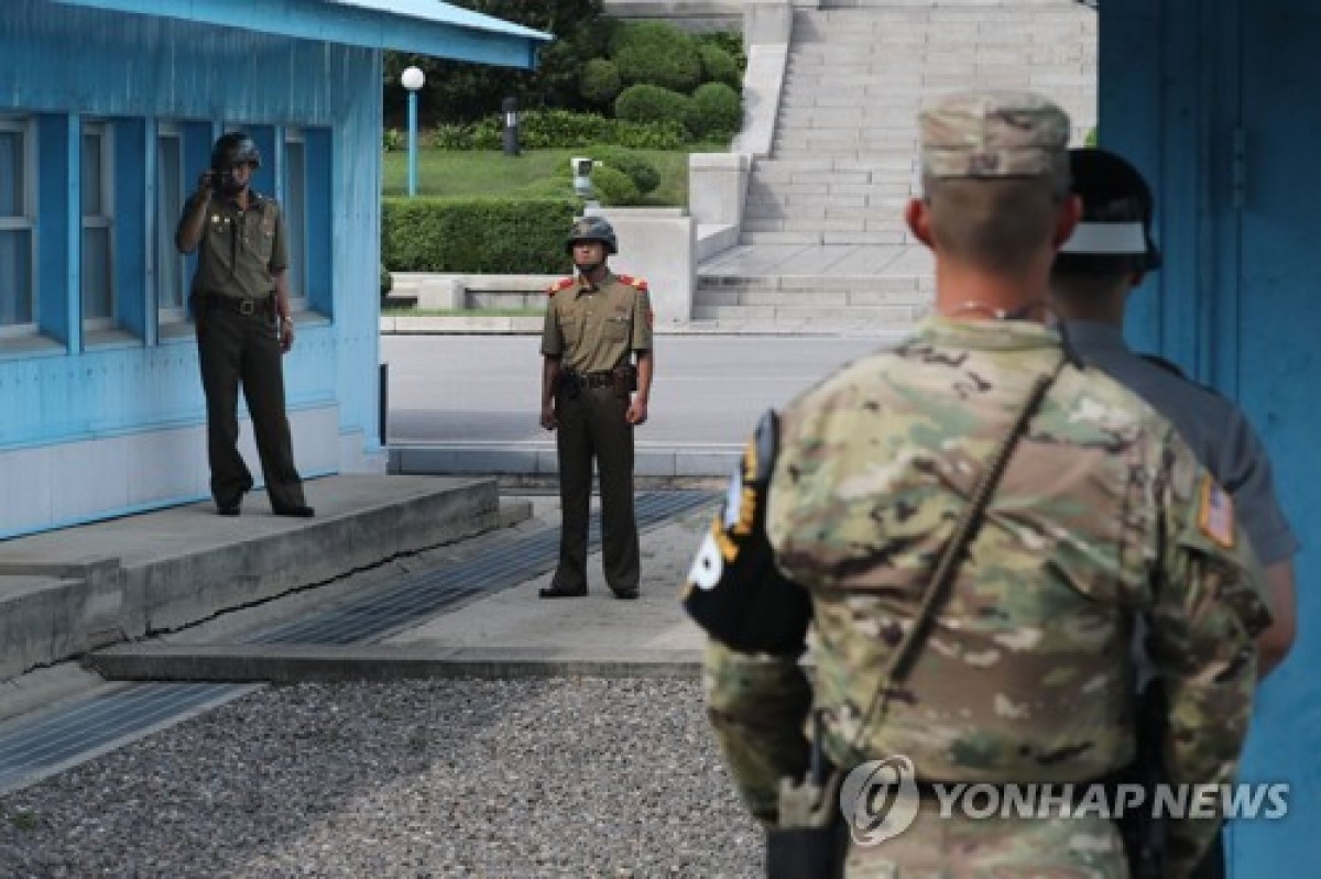Binh sĩ đứng canh gác ở khu vực biên giới liên Triều thuộc Khu vực phi quân sự DMZ. (Ảnh: Yonhap).