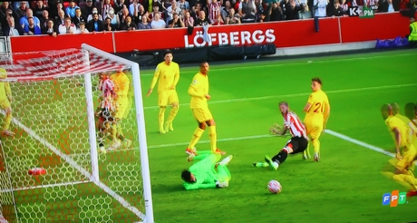 Brentford có trận đấu cống hiến, kịch tính cầm chân Liverpool tỷ số khó tin 3- 3. Ảnh chụp màn hình ti vi.