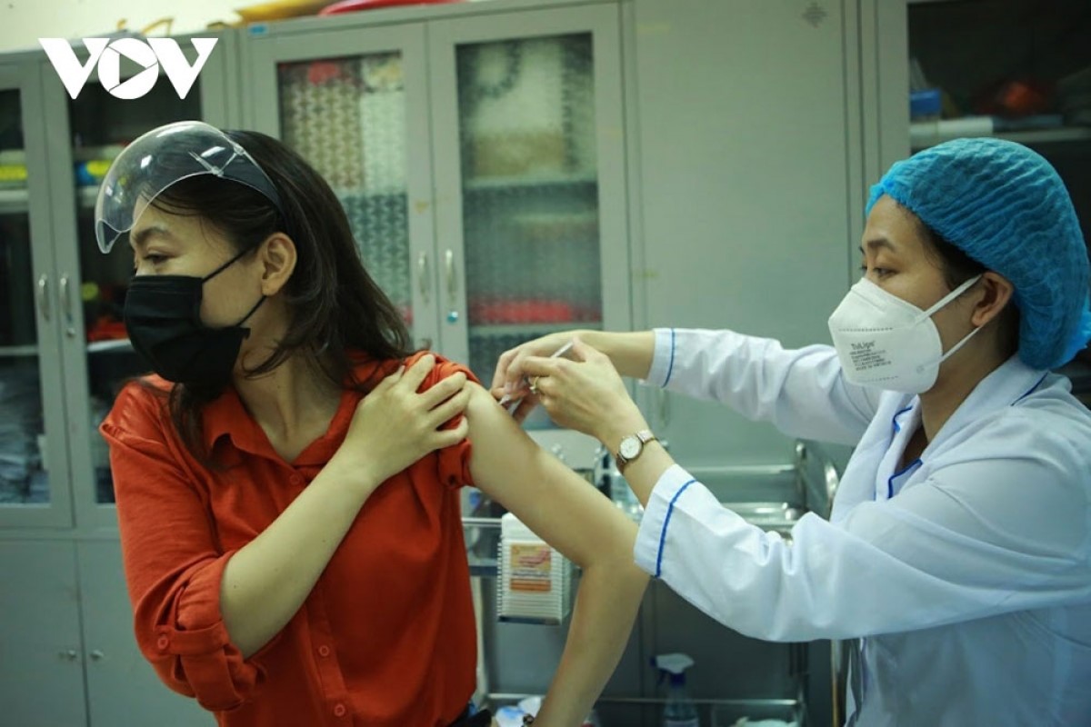 Theo thống kê mới nhất, Việt Nam đã thực hiện tiêm 37.583.248 liều vaccine COVID-19, trong đó tiêm 1 mũi là 30.027.703 liều, tiêm mũi 2 là 7.555.545 liều.