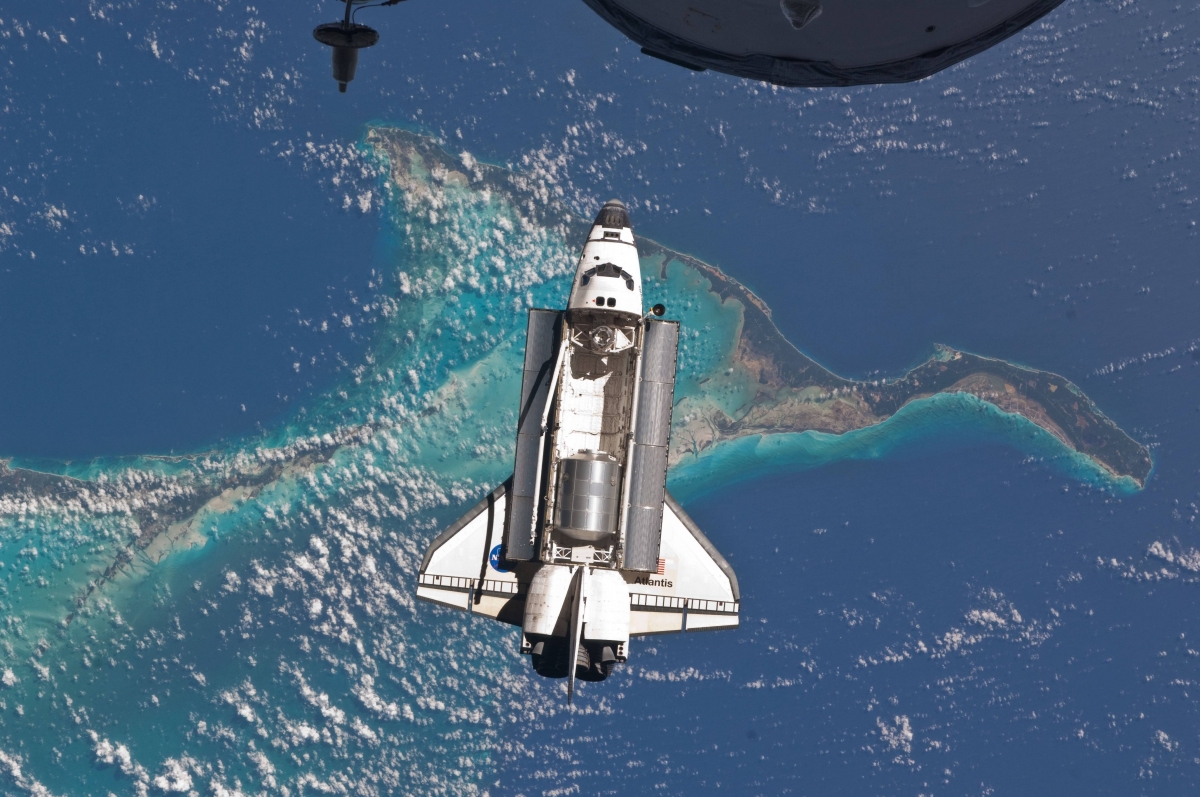 Các nhà thiên văn học trên Trạm Vũ trụ Quốc tế (ISS) đã ghi lại hình ảnh tàu con thoi Atlantis lơ lửng trên bầu trời Bahamas. Tàu vũ trụ cuối cùng trong chương trình tàu con thoi không gian này được phóng lên ngày 8/7/2011.