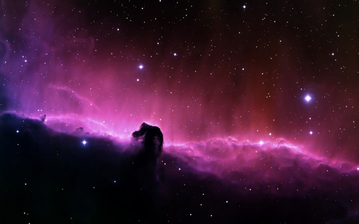 Hình ảnh ấn tượng này là Tinh vân Đầu ngựa nằm trong chòm sao Lạp Hộ được kính thiên văn ở Đài Quan sát Quốc gia Kitt Peak tại Arizona ghi lại. Tinh vân này nằm cách Trái Đất khoảng 1.375 năm ánh sáng.