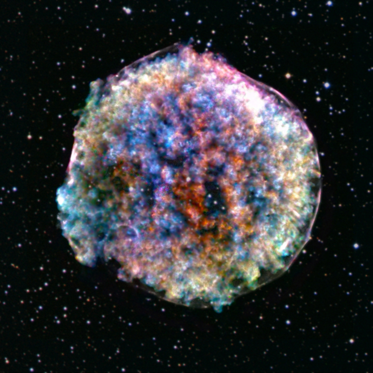Một vụ nổ siêu tân tinh đánh dấu sự kết thúc cuộc đời của một ngôi sao. Đài quan sát Chandra X-ray - một kính thiên văn hiện đại đã ghi lại những gì còn lại của một vụ nổ như vậy trong chòm sao Thiên Hậu. Bức ảnh này cho thấy bức xạ tia X phát ra từ tàn dư của vụ nổ siêu tân tinh Tycho được phát hiện lần đầu năm 1572. Ngày 18/3/2021, một nhà thiên văn học nghiệp dư Nhật Bản Yuji Nakamura đã phát hiện ra một vụ nổ siêu tân tinh khác trong chòm Thiên Hậu, được gọi là Nova Cas 2021.