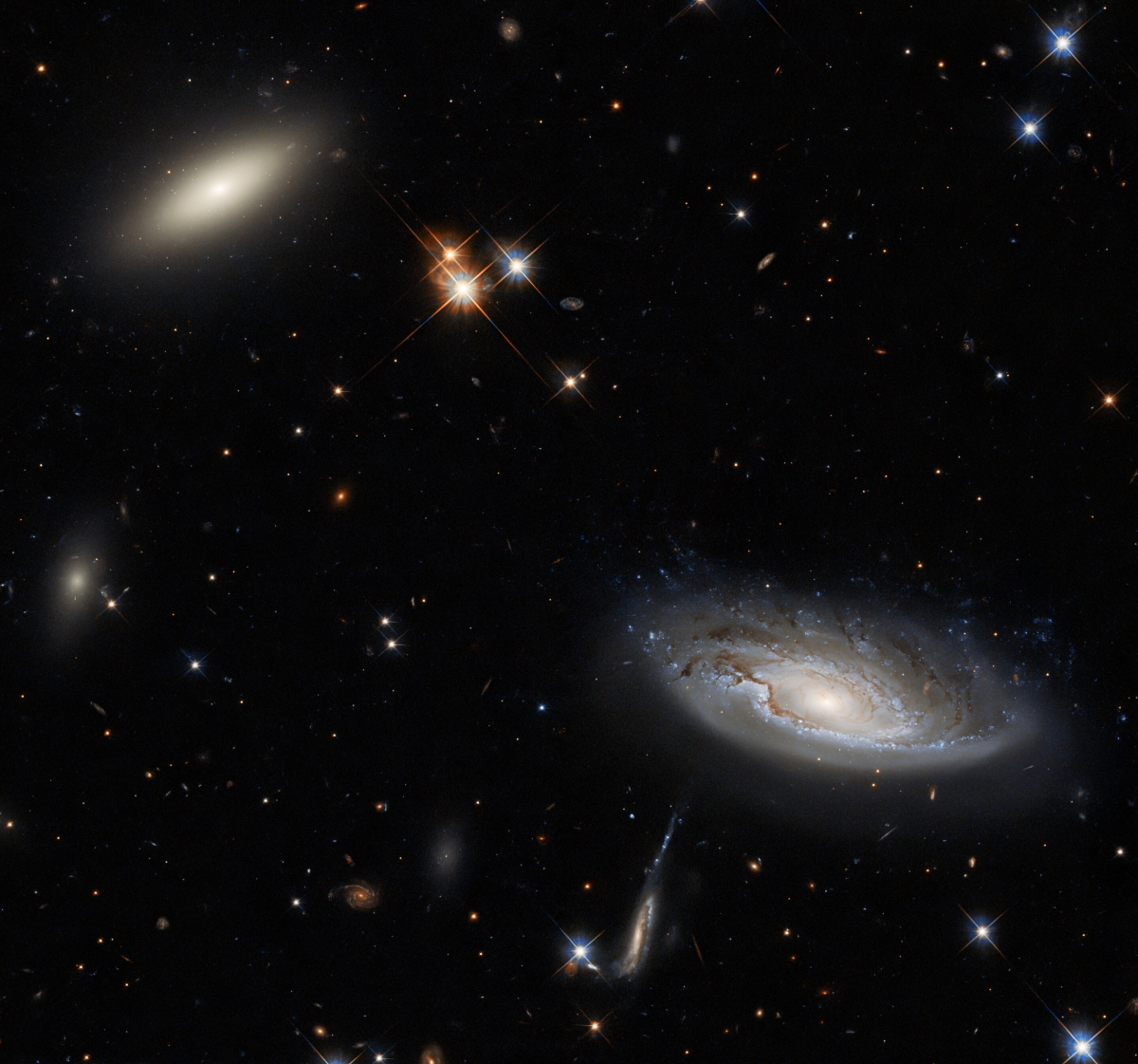 Ống kính góc rộng của kính thiên văn Hubble cho thấy hình ảnh của hai thiên hà trong chòm sao Anh Tiên. Cùng với hàng nghìn thiên hà, chòm sao này là một trong những vật thể lớn nhất vũ trụ từng được biết tới.