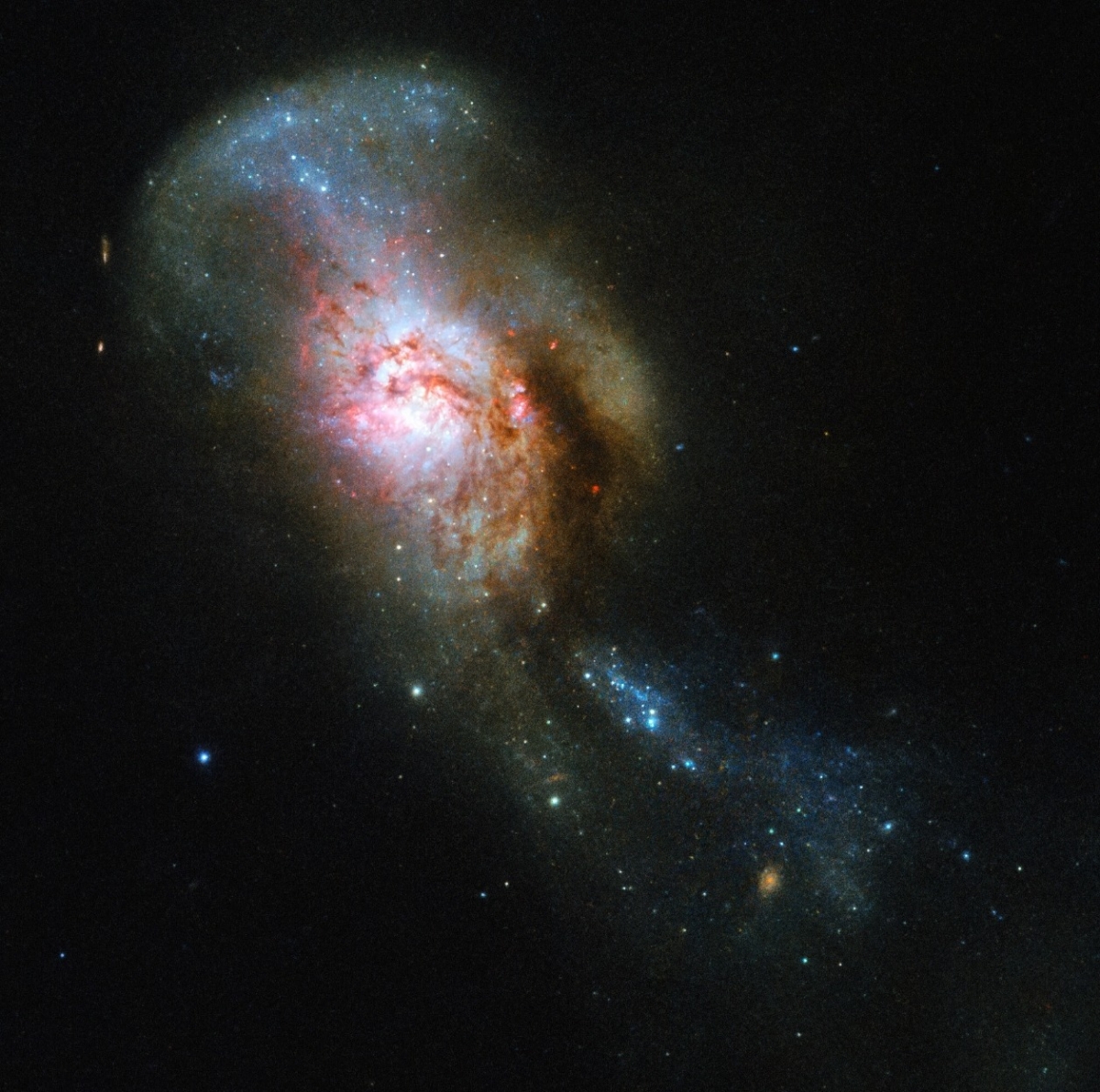 Kính thiên văn Hubble đã ghi lại hình ảnh cuộc sáp nhập Medusa với một cặp thiên hà tương tác với nhau trong chòm sao Đại Hùng. Trung tâm của nó, được gọi là Con mắt Medusa là một khu vực giàu khí trải dài trên 500 năm ánh sáng.