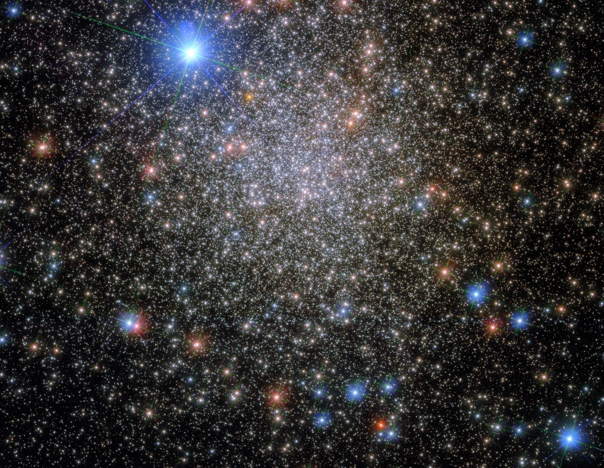 Cụm sao cầu NGC 6380 nằm cách Trái Đất 35.000 năm ánh sáng nằm trong chòm sao Thiên Yết. Ngôi sao sáng nhất ở phía trên là HD 159073, nằm cách hành tinh của chúng ta 4.000 năm ánh sáng.