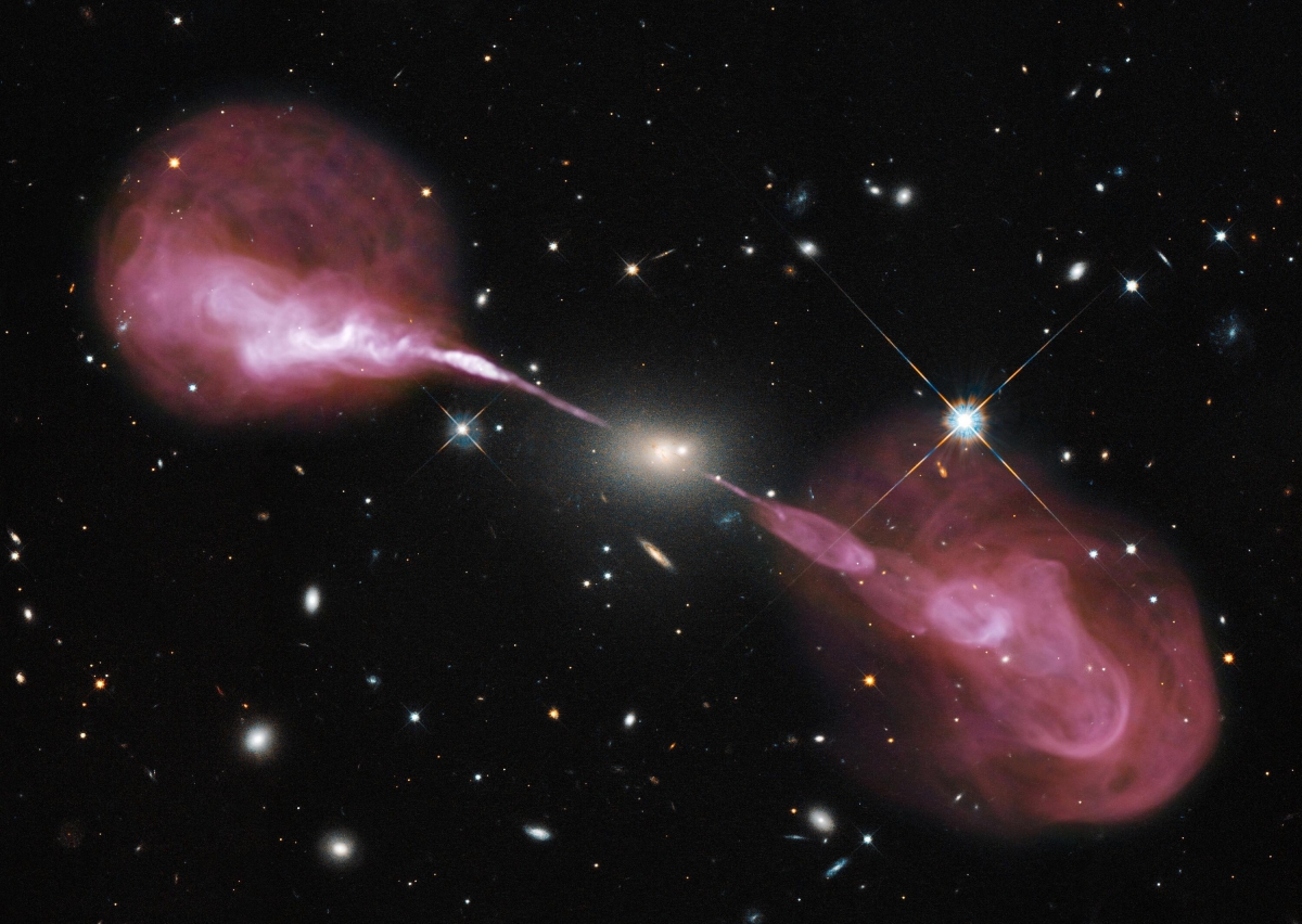 Hiện tượng này được tạo ra bởi năng lượng hấp dẫn của một hố đen siêu nặng tại lõi của thiên hà Hercules A.