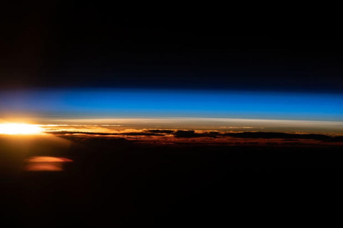 Cảnh tượng bình minh Ấn Độ Dương đầy ngoạn mục nhìn từ Trạm Vũ trụ Quốc tế (ISS) được phi hành gia của Cơ quan Vũ trụ châu Âu (ESA) Thomas Pesquet ghi lại. Bởi vì ISS quay quanh Trái Đất 90 phút/lần nên các phi hành gia ở đây có thể quan sát mặt trời mọc 15 lần/ngày.