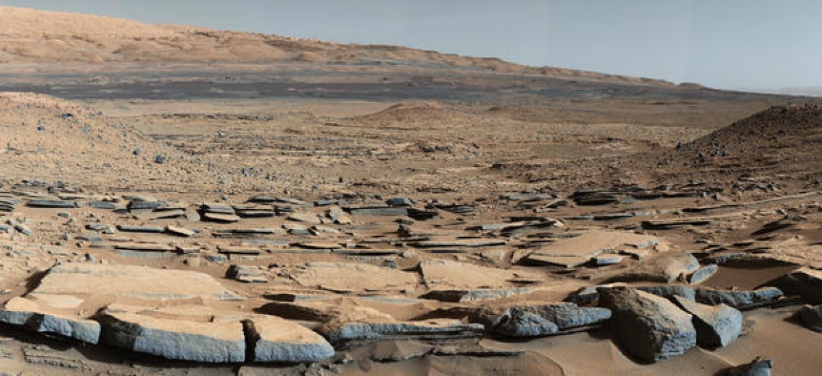 Robot tự hành Curiosity đã chụp bức ảnh Mount Sharp trên sao Hỏa. Cảnh tượng đất đá khô cằn này trông giống như những sa mạc trên Trái Đất.