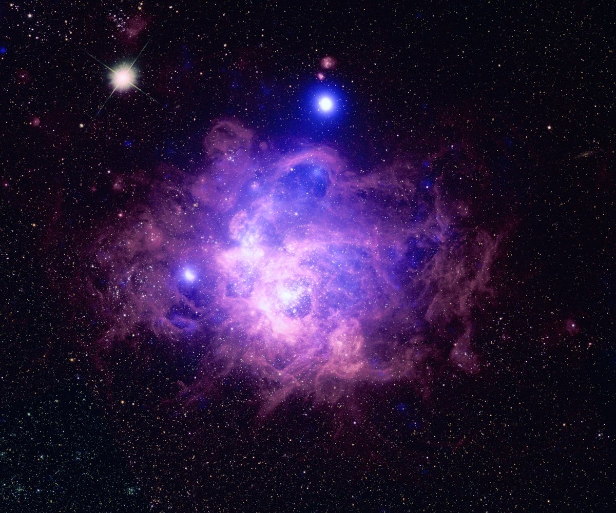 Messier 33 hay Thiên hà Triangulum, nằm cách Trái Đất 2,73 triệu năm ánh sáng trong chòm sao Tam Giác. Khu vực với những đám mây mỏng ở thiên hà này là một trong những nơi sinh ra các vì sao một cách nhanh chóng. Các nhà khoa học cho rằng có khoảng 2.000 ngôi sao trẻ trong khu vực này.