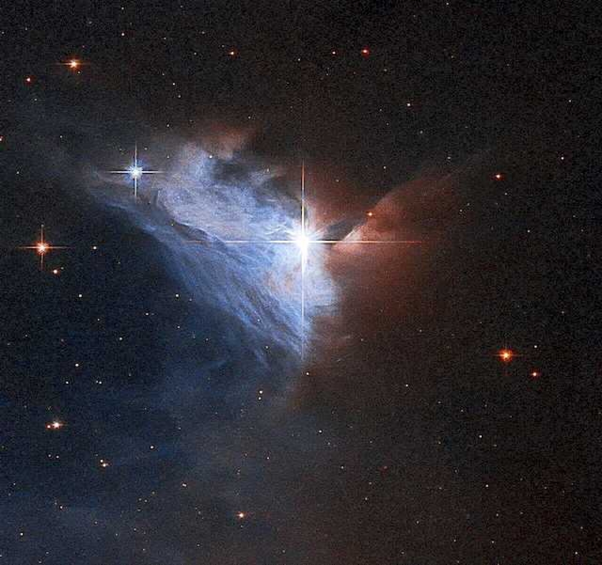 Đây là một ví dụ khác của tinh vân phát xạ mang tên NGC 2313, thắp sáng bầu trời với những vầng sáng màu bạc ở trước ngôi sao V565. Bức ảnh này đã được Kính Thiên văn Hubble chụp lại./.