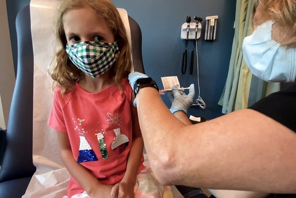 Bé gái Lydia Melo, 7 tuổi, được tiêm vắc xin Pfizer liều thấp trong thử nghiệm tại Đại học Duke ở bang North Carolina, ngày 28-9 - Ảnh: REUTERS