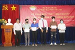 11 sinh viên được nhận quà và học bổng Phạm Hùng