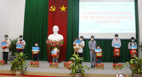 Bí thư Tỉnh ủy- Bùi Văn Nghiêm trao bảng bảo trợ tượng trưng và quà cho các em thiếu nhi.