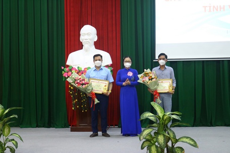 Bà Nguyễn Thị Quyên Thanh- Phó Chủ tịch UBND tỉnh tặng bằng khen và biểu trưng của UBND tỉnh cho Hội đồng Đội Trung ương và Công ty CP Sữa Quốc tế (IDP).