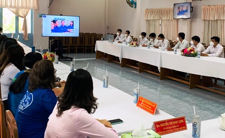 Các đại biểu tham dự trực tuyến lễ kỷ niệm tại điểm cầu tỉnh Vĩnh Long