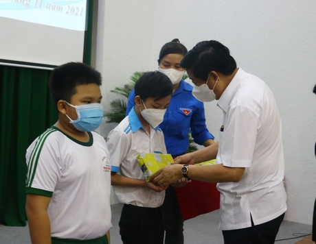 Bí thư Tỉnh ủy- Bùi Văn Nghiêm trao quà cho trẻ em mồ côi do COVID-19.
