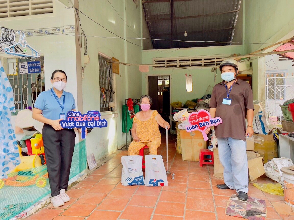 Giám đốc MobiFone Vĩnh Long- Nguyễn Thị Đoàn (trái) hỗ trợ tận tay cho người dân khó khăn.