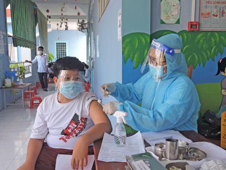  Vĩnh Long hoàn thành việc tiêm vắc xin ngừa COVID-19 mũi 1 cho trẻ em từ 12- 17 tuổi.