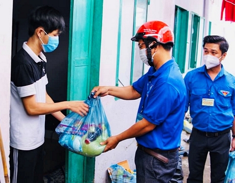 Thành Đoàn Vĩnh Long trao quà cho công nhân, sinh viên khó khăn bị ảnh hưởng dịch bệnh. 