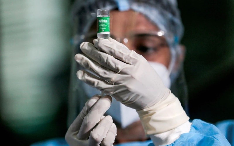 Nhân viên y tế Sri Lanka chuẩn bị mũi tiêm vaccine ngừa Covid-19 AstraZeneca do Ấn Độ sản xuất. (Ảnh: Reuters)