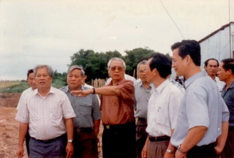 Năm 1996, Thủ tướng Võ Văn Kiệt (giữa) đi thị sát vùng Tứ giác Long Xuyên, khu vực đầu nguồn An Giang. Cũng là nơi mà một năm sau đó ông quyết định xẻ tuyến kinh T4, T5, T6. Ảnh: Internet