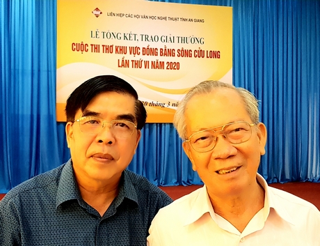 Ảnh tác giả và ông Nguyễn Minh Nhị chụp tại TP Long Xuyên.