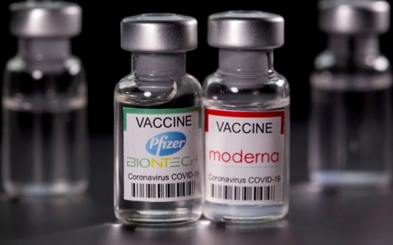 Vaccine ngừa Covid-19 của Pfizer và Moderna. (Ảnh: Reuters)