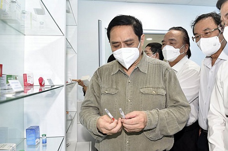  Thủ tướng Phạm Minh Chính thăm một cơ sở nghiên cứu vắc-xin trong nước Ảnh: NHẬT BẮC