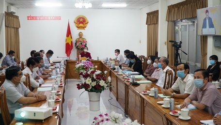 Tại điểm cầu Vĩnh Long, Phó Chủ tịch UBND tỉnh Nguyễn Thị Quyên Thanh cùng lãnh đạo các sở, ban ngành cùng các doanh nghiệp viễn thông trên địa bàn tham dự.