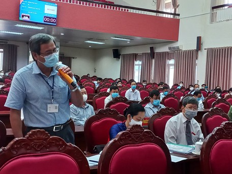 Giám đốc Sở Văn hóa, Thể thao và Du lịch- Phan Văn Giàu, giám khảo hội thi đặt câu hỏi cho thí sinh.   