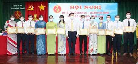  Khen thuong: KBNN Vĩnh Long tổng kết công tác thi đua và khen thưởng cho các tập thể, cá nhân đạt thành tích trong năm 2021.