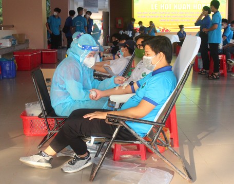 Tại Trường ĐH Sư phạm kỹ thuật Vĩnh Long, quá trình tiếp nhận máu tuân thủ nghiêm an toàn trong phòng chống dịch COVID-19.