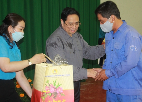 Thủ tướng Phạm Minh Chính trao quà Tết cho công nhân lao động tỉnh Vĩnh Long.
