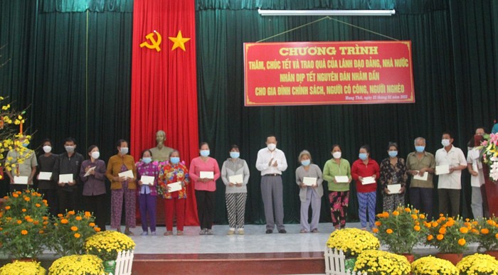 Phó Bí thư Thường trực Tỉnh ủy- Nguyễn Thành Thế tặng quà cho các hộ gia đình chính sách.