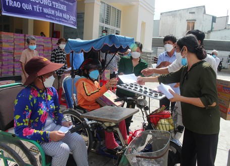 Hội Nạn nhân chất độc da cam/dioxin- Người khuyết tật và Bảo trợ xã hội tỉnh trao 444 phần quà dịp Tết Nhâm Dần 2022.